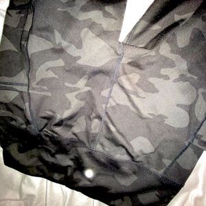 YOGALICIOUS LEGGINGS CAMO SIZE LG
